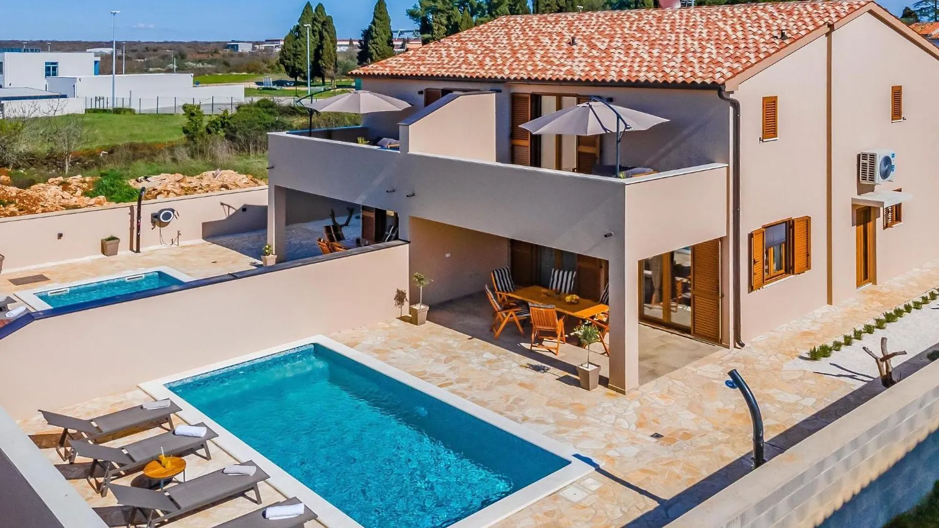 Modern Home With Swimming Pool And Wellness 沃德年